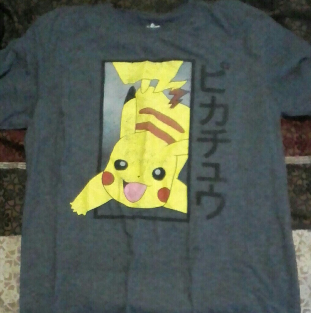 Graphic pikachu tee